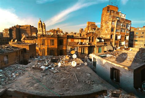 die innenstadt von kairo ist heute uebervoelkert und von zerfallender