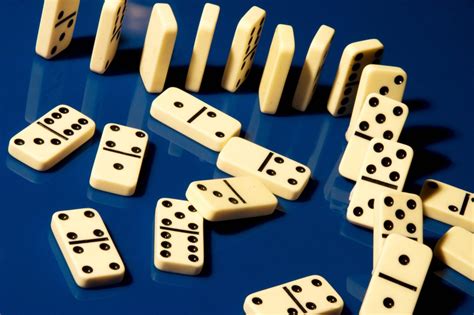play dominoes game  family