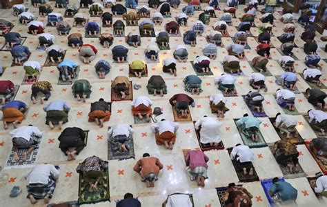 Muslims Around The World Celebrate Eid Al Fitr News