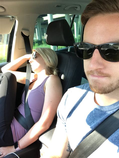 il marito posta le foto di tutti i “divertentissimi” viaggi in auto insieme alla moglie il