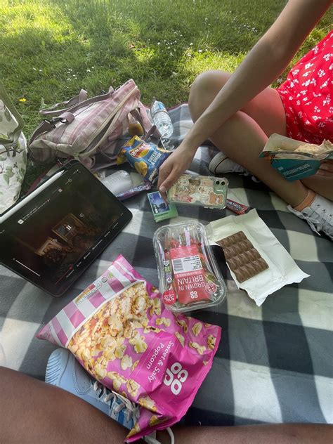 jayda ☠︎︎ on twitter lesbians on a picnic date 3