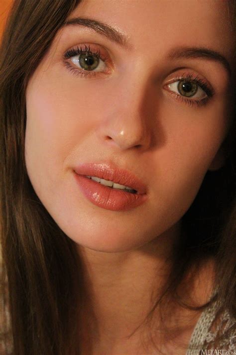 Holly Haim Face Wallpics