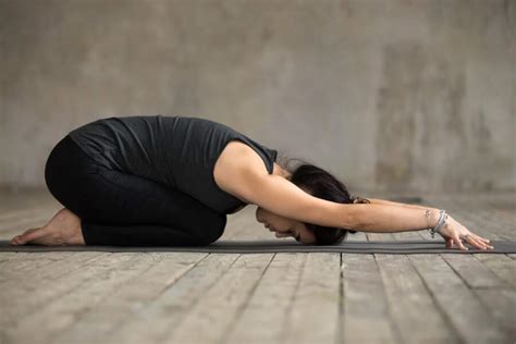 les postures de yoga qui soulagent le mal de dos femme actuelle