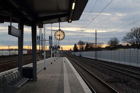 ein blick auf die bahnhofsuhr  muenchen berg  laim