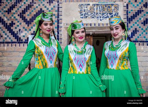 Uzbek Women Beauty Beauties Folk Dancers In Traditional Costume