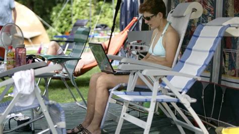 nederlanders kunnen niet zonder wifi op vakantie nieuws telegraafnl