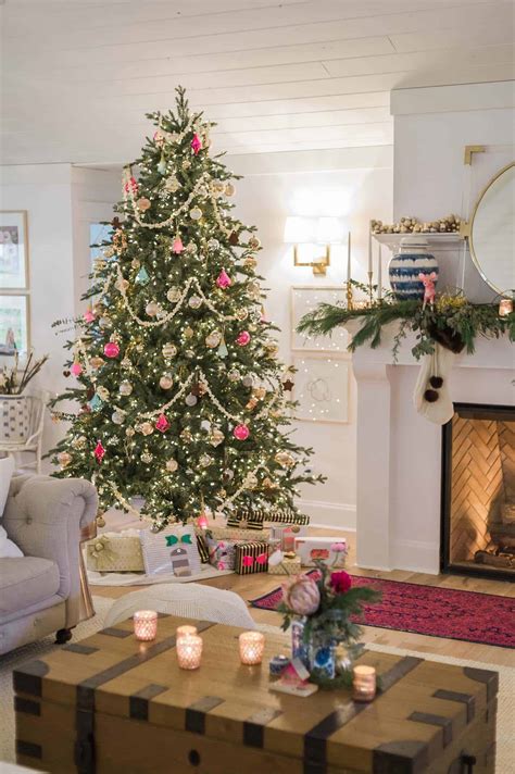 cozy  cheerful homes decorated   snowy christmas