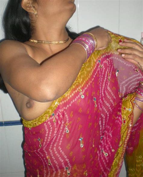 indian hot aunty removing saree