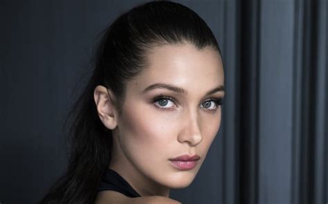 bella hadid é nova embaixadora da dior makeup vogue news