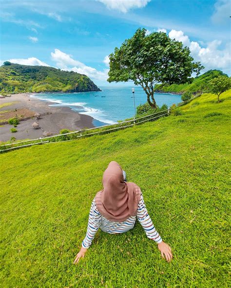 Bukit Samboja Di Pantai Payangan Spot Sunset Favorit Di Jember Sobat