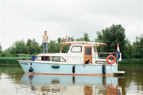 muzikant jeroen kant maakt album vol emoties op zijn boot  de biesbosch foto adnl
