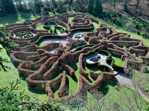 worlds  impressive outdoor mazes  labyrinths quartz