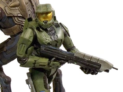 Review Weta S Halo Master Chief And Arbiter Statue