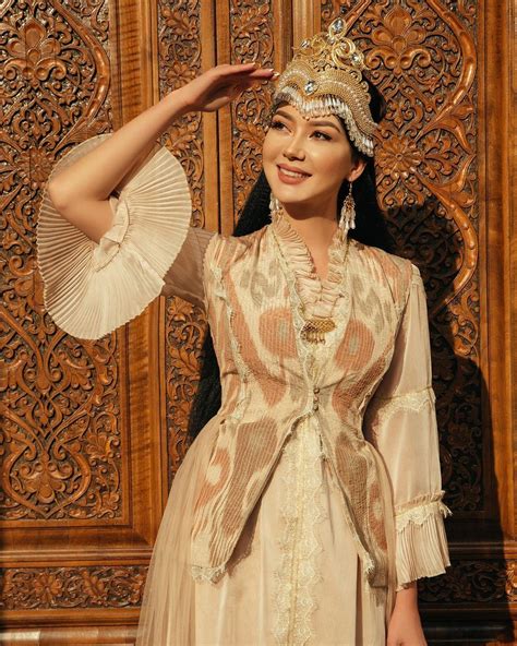 Uzbekistan Traditional Garments In 2022 Traditional Dresses Latest