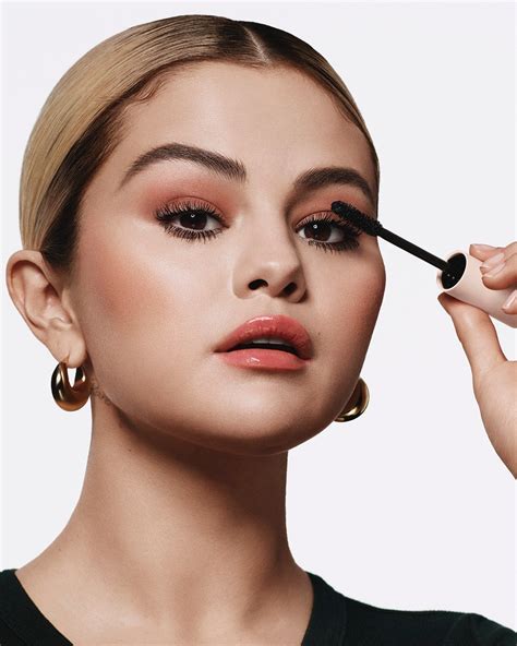 Rare Beauty Anuncia O Lançamento De Máscara Para Cílios Selena Gomez