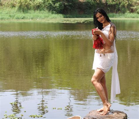 Shweta Tiwari Hot ‘n’ Wet Look Inspired From Zeenat Aman’s