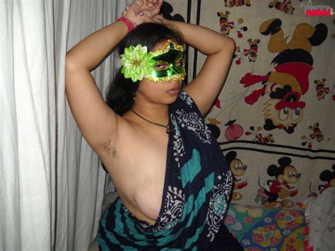 big juicy unprotected boobs and hearty booty of south indian velamma bhabhi at indian paradise