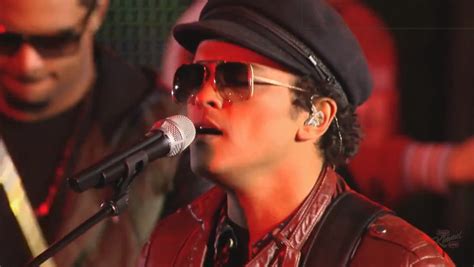 bruno mars performs locked out of heaven treasure on