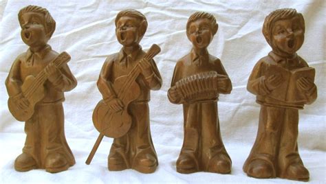 vier houten beeldjes van zichzelf op instrument catawiki