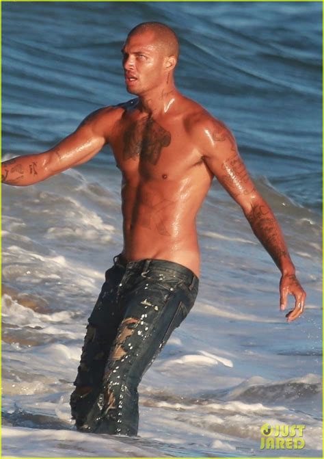 Jeremy Meeks Looks Hot While Posing Shirtless At The Beach