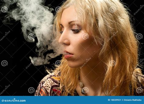 rokende vrouw stock afbeelding image  stijl leuk