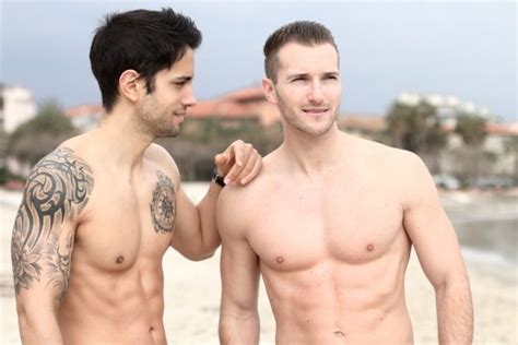 guys shirtless beach imagens de stock fotos de guys shirtless beach