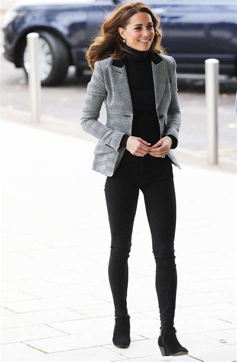 ways celebs  wearing chelsea boots   chelsea boots outfit black chelsea boots