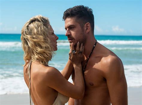 the tidelands cast reveals the truth about those steamy sex scenes