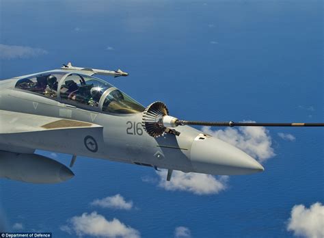foto foto menarik pengisian bahan bakar  udara pesawat tempur australia
