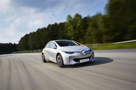 voitures hybrides renault accelere  devoile sa strategie easy electric life renault group