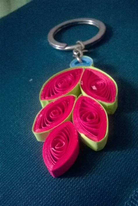 close    key chain   blue surface   flower   middle