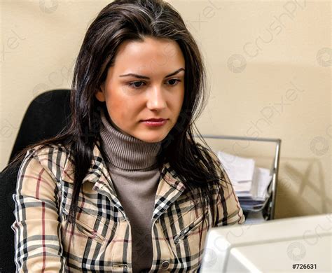 attraktive sekretärin im büro die am computer arbeitet foto vorrätig