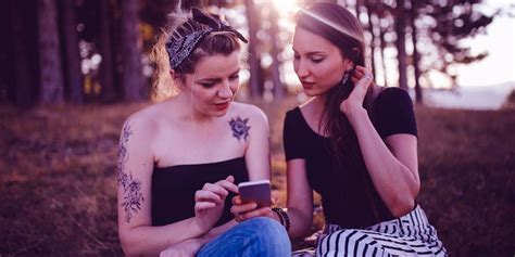 10 lesbian and bisexual women on how to know if your crush