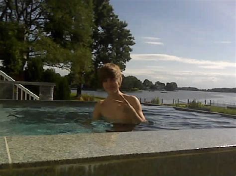 i want to be in tht pool justin bieber photo 9120542 fanpop