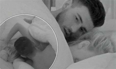 Love Island Tommy And Molly Mae Become The First Couple