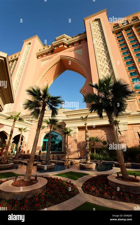 atlantis hotel  palm jumeirah dubai stock photo alamy
