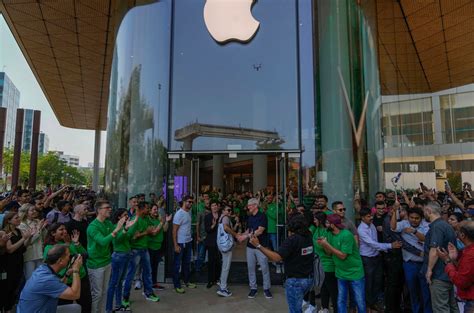 apple opens  store  india  promising frontier   tech giant   york times
