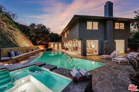 maison de luxe bien illuminée avec grande piscine à los