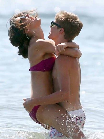 selena gomez and justin bieber kiss in hawaii photos