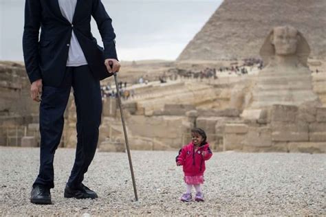 cumbre récord en egipto la mujer más pequeña del mundo se reunió con el hombre más alto infobae