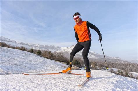 difference between super g and downhill alpine skiing