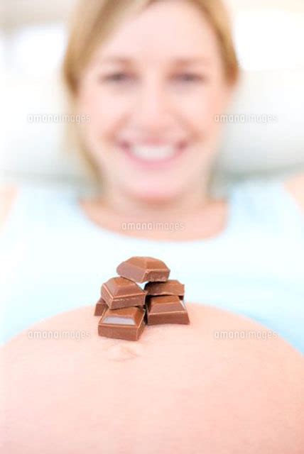 Chocolate On A Pregnant Womans Abdomen[11068001389]の写真素材・イラスト素材｜アマナイメージズ