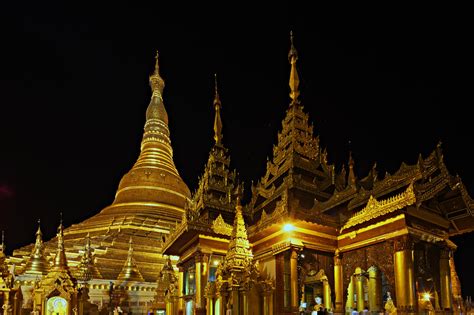shwedagon pagoda  night yangon myanmar rbuddhism