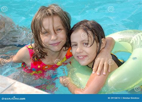 ninas en la piscina imagenes de archivo imagen