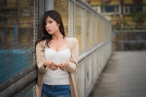 아시아 여성 갈색 머리 뷰어를보고 야외 여성 모델 초상화 청바지 흰색상의 스웨터 열린 스웨터 피사계 심도