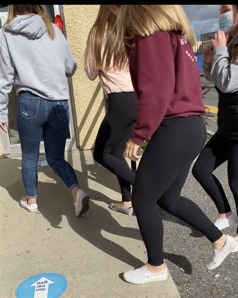 Teens Walking Into Restaurant Spandex Leggings And Yoga Pants Forum