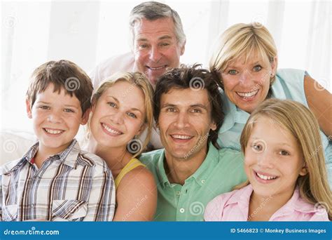 familie die binnen samen glimlacht stock afbeelding image  leeftijd gelukkig