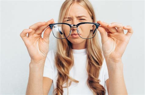Does Wearing Glasses Make Your Eyesight Worse｜moncton