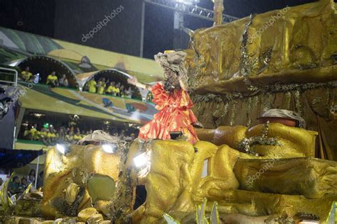 rio de janeiro brasil  de febrero de  desfile de samba en el carnaval  desfile de