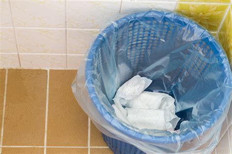 使用済生理用ナプキンパッドを包装しゴミ箱に捨てる お手洗いのストックフォトや画像を多数ご用意 istock